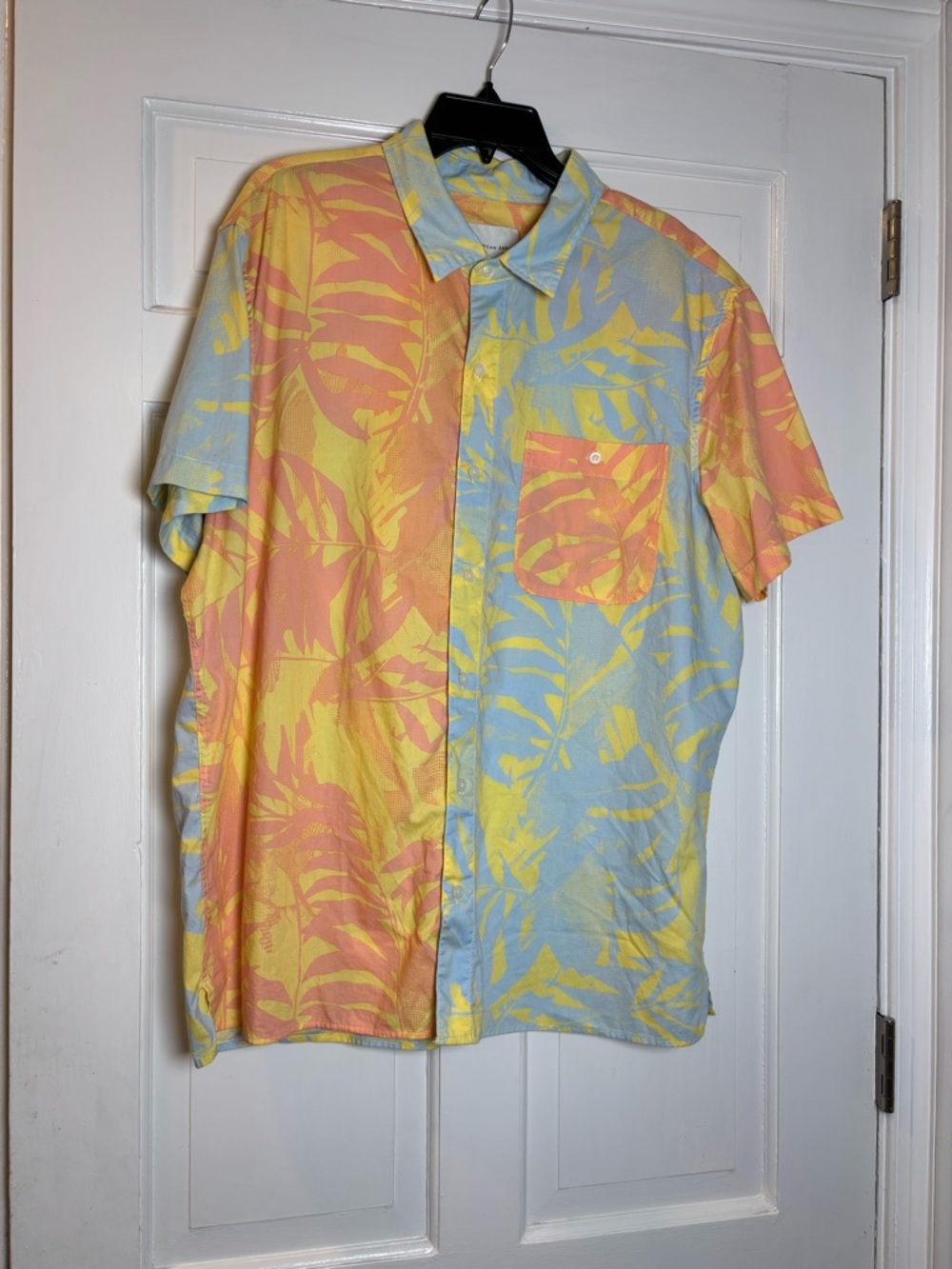 American Eagle Men's 2XL Short Slv Colorblock Tropical Shirt Pastel Coral & Sky